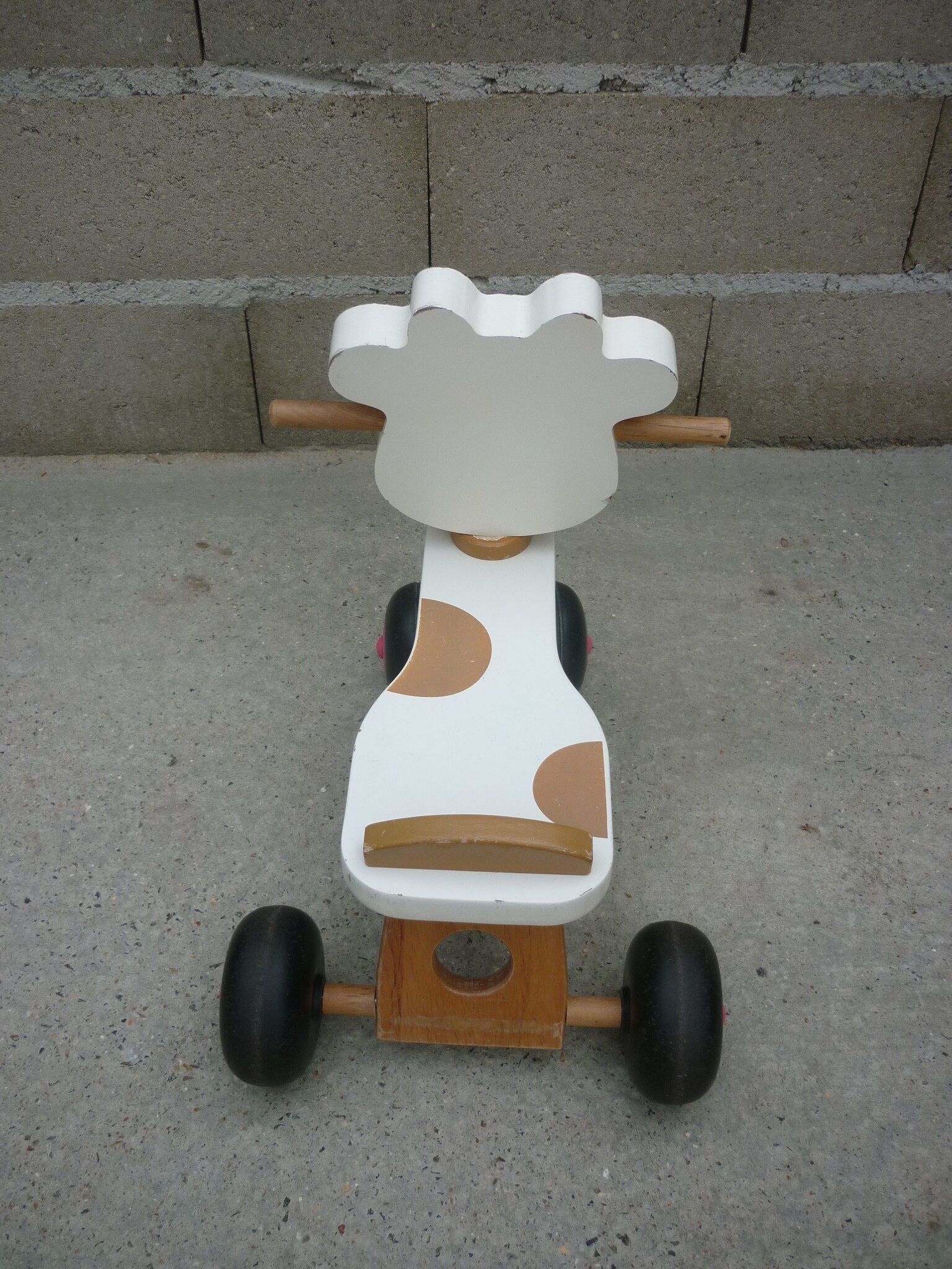 Wooden trotter carrier cow