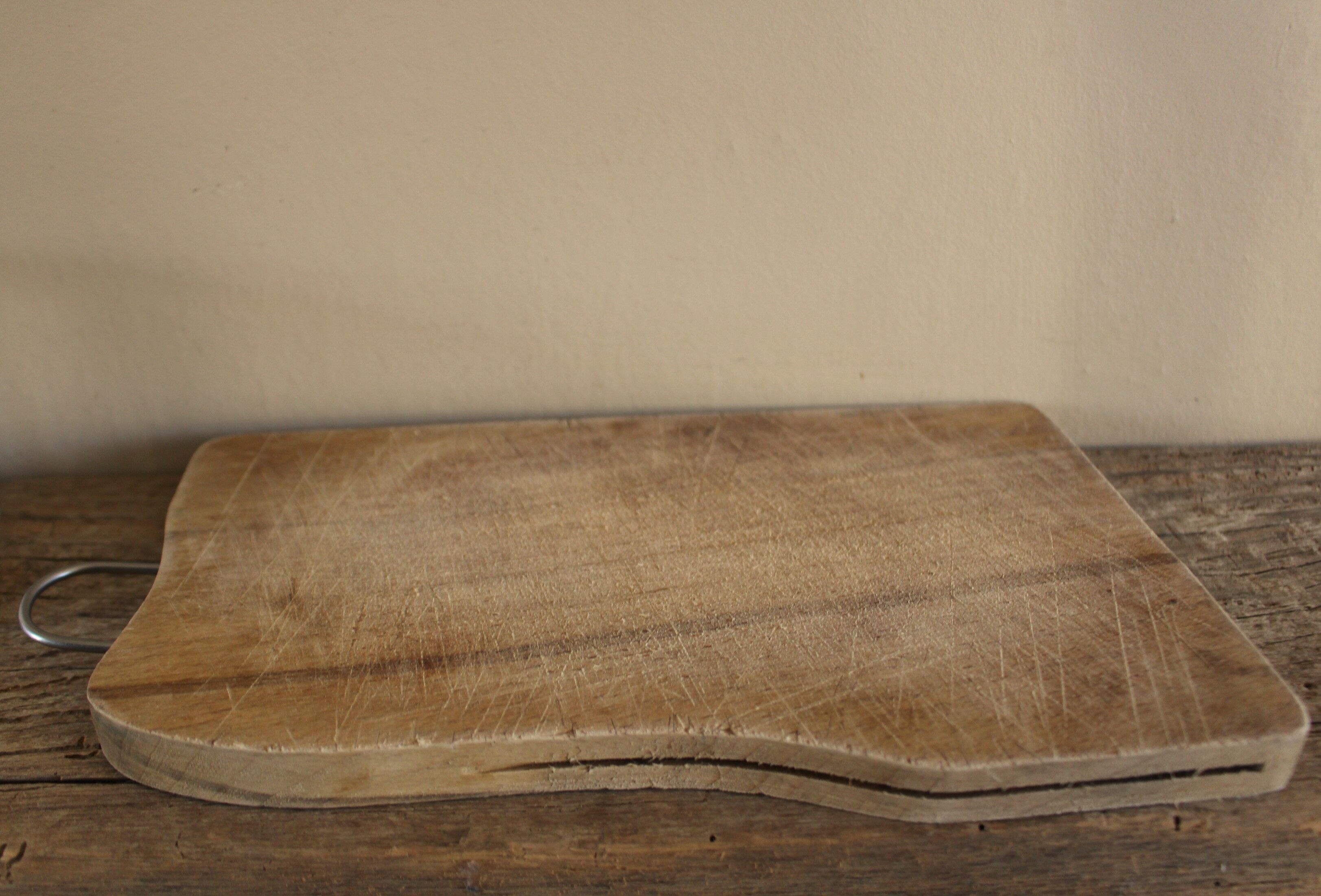 Wooden cutting board metal handle