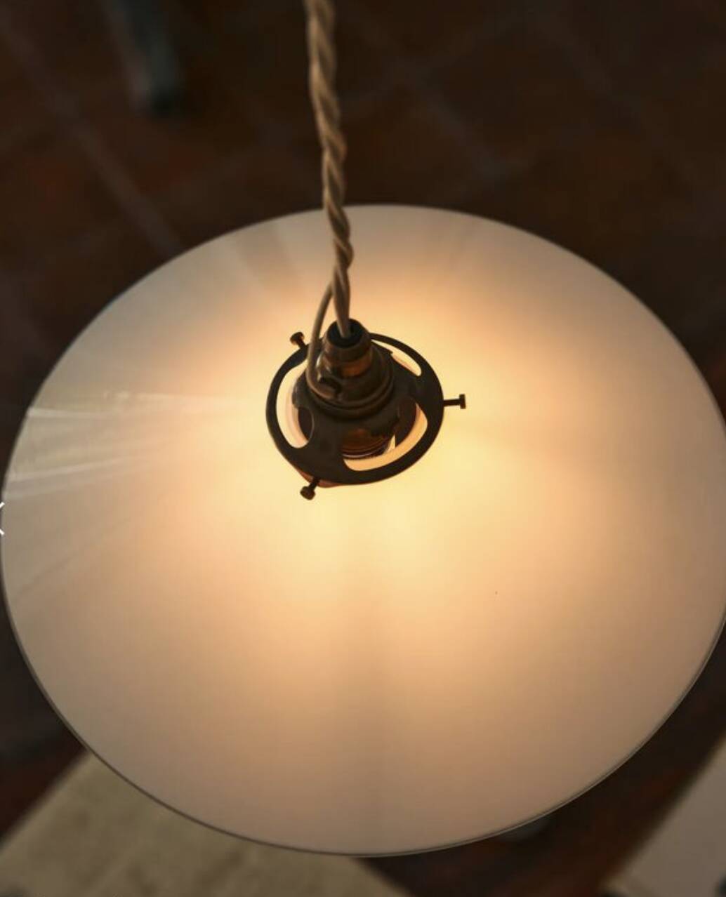 Suspension en verre opalin – vintage DeVOL