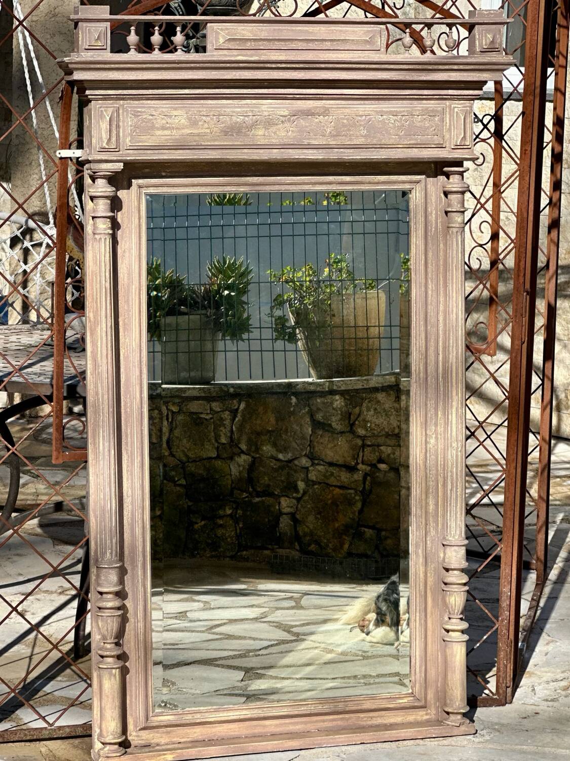 Imposing fireplace mirror in carved and painted wood, 19th century.