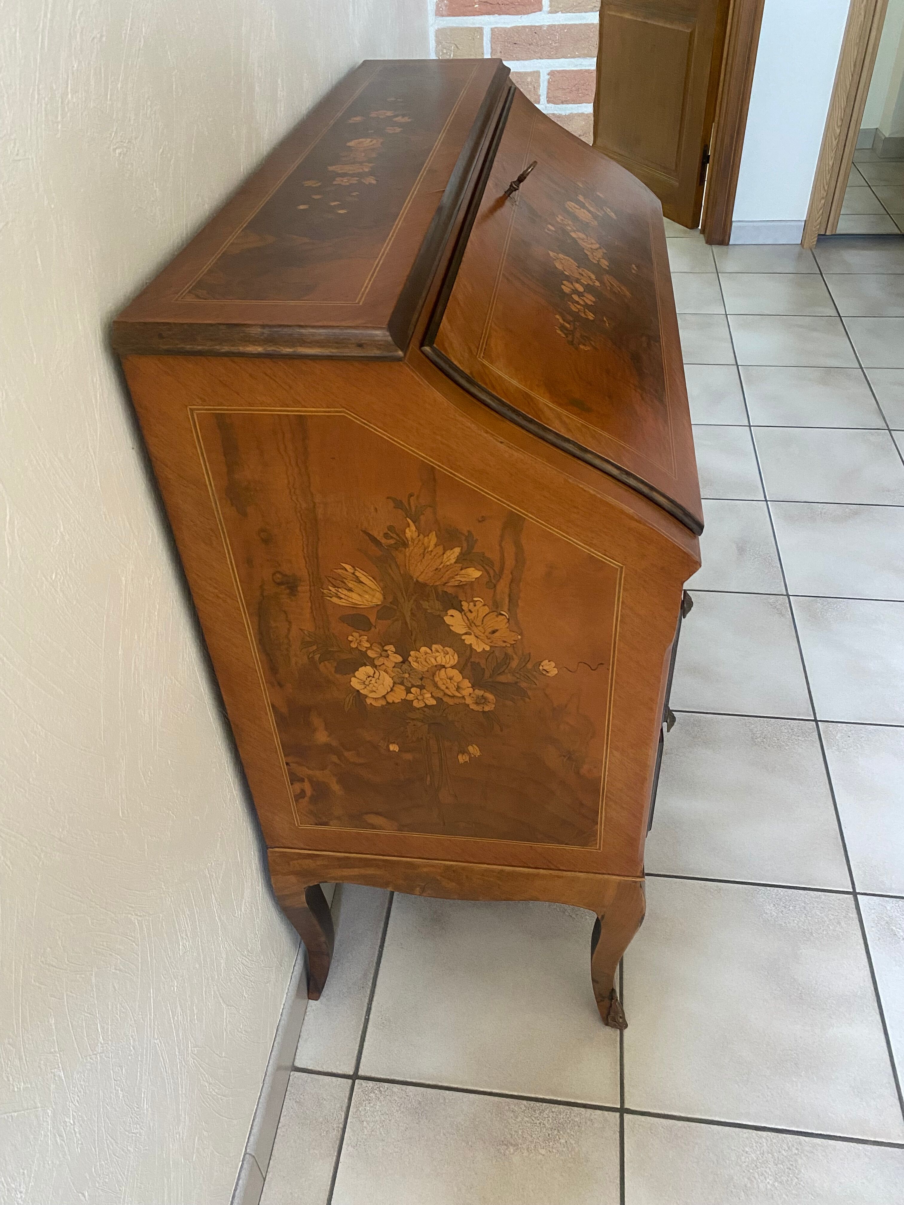Drop-leaf desk
