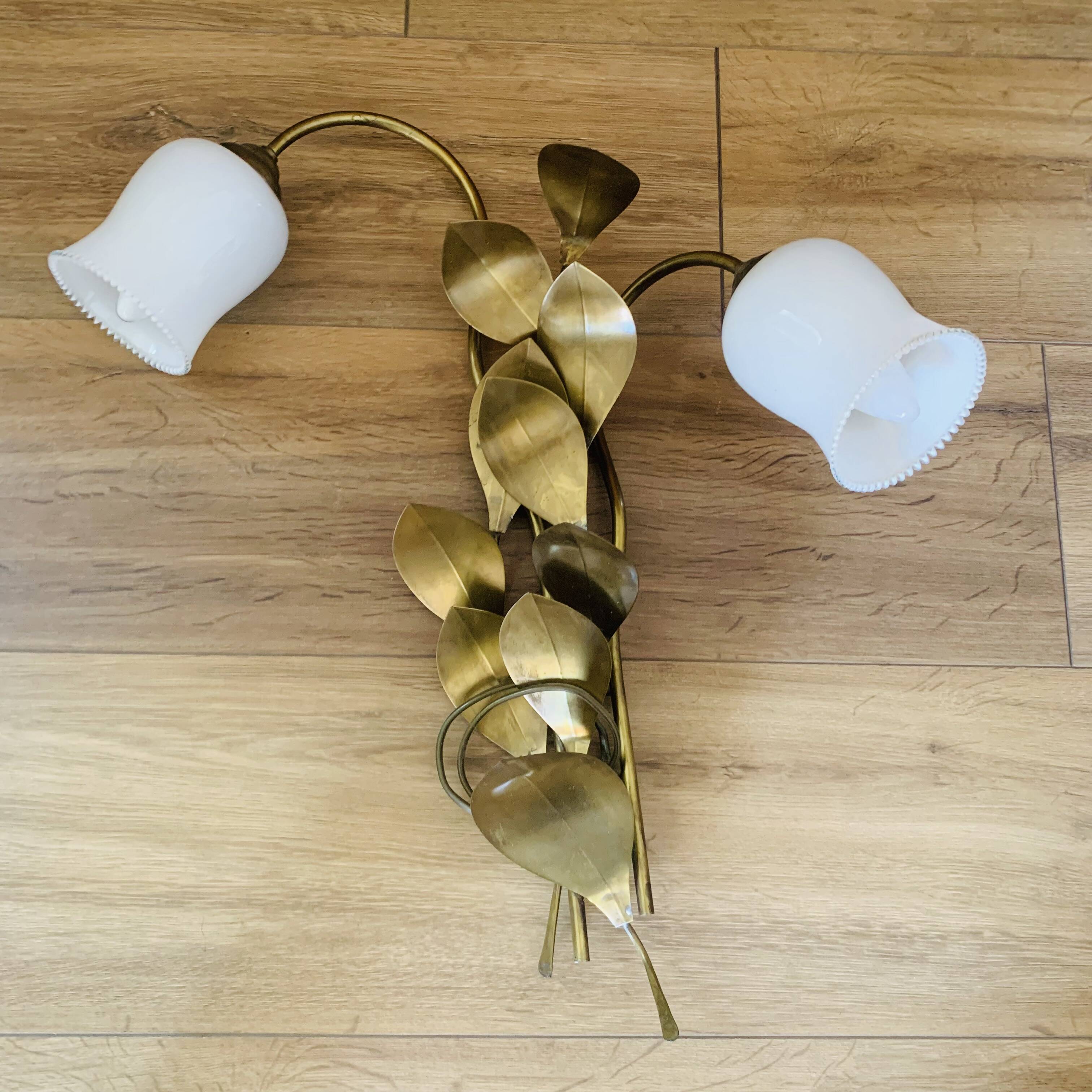 Floral wall light with 2 bulbs in brass and opaline, – 1950s/60s