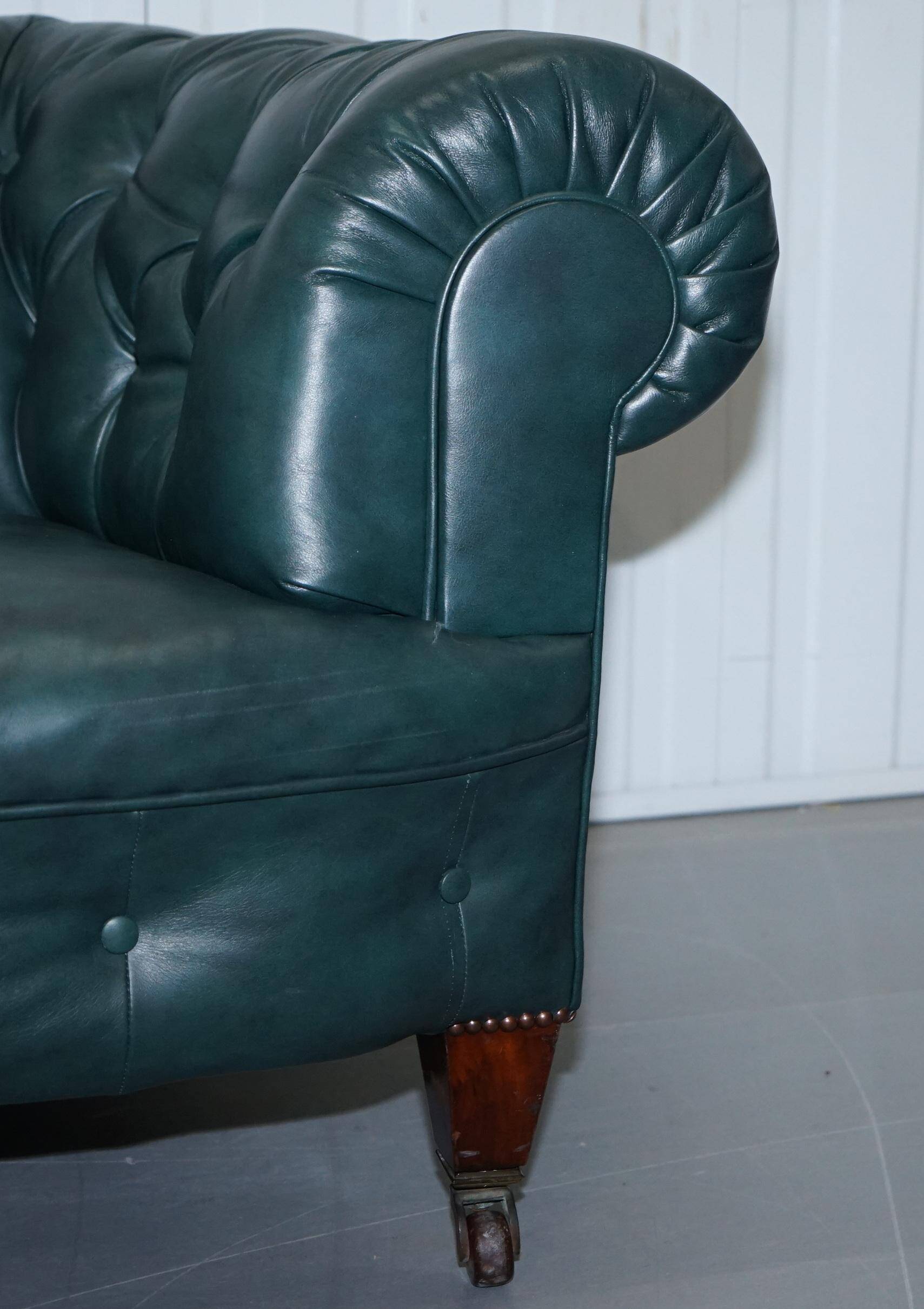 Sofa Chesterfield cuir restauré victorien 1890 Cornelius V Smith à ressorts