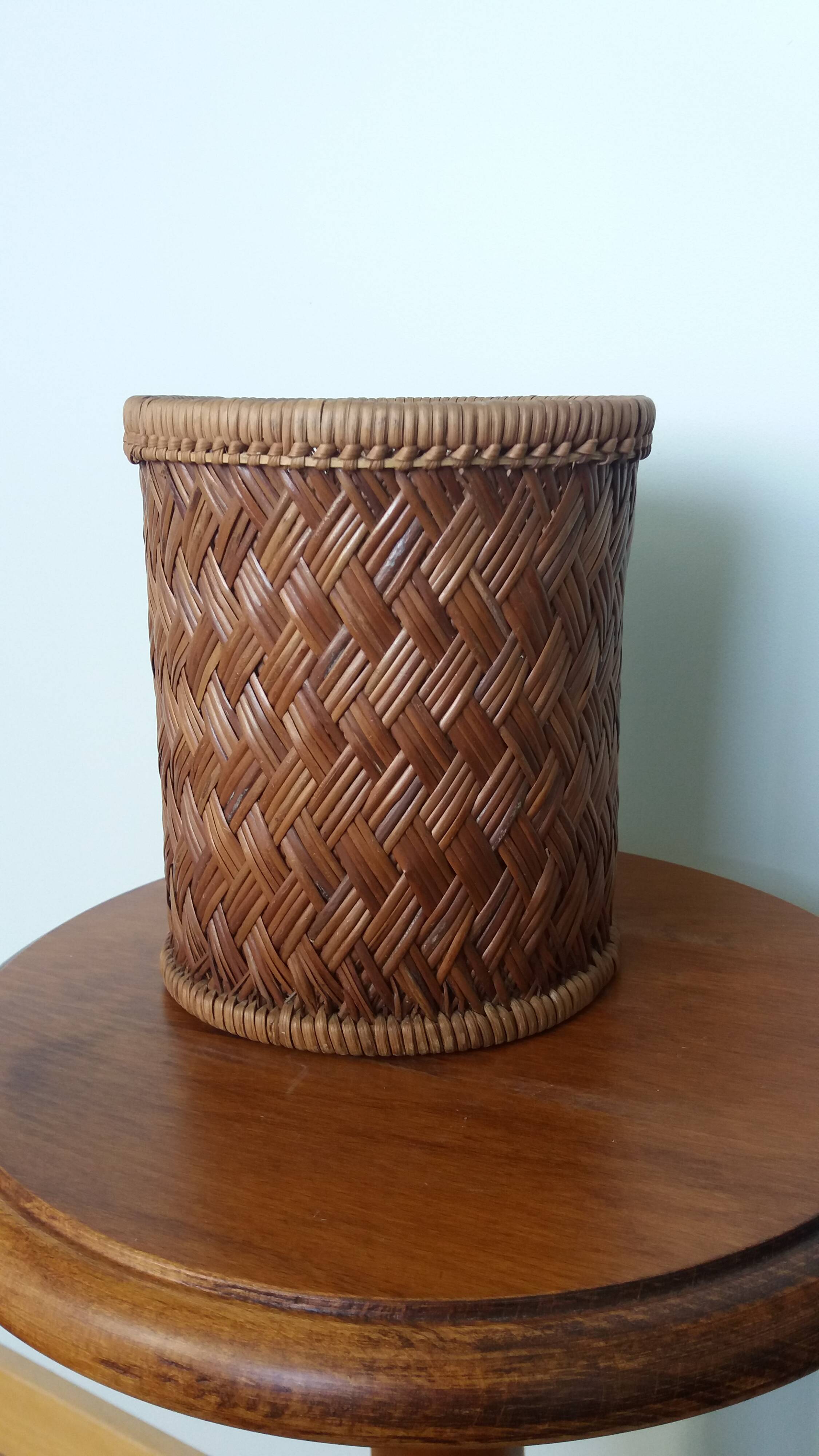 Panier cylindrique haut en osier, cache-pot ou corbeille à papier