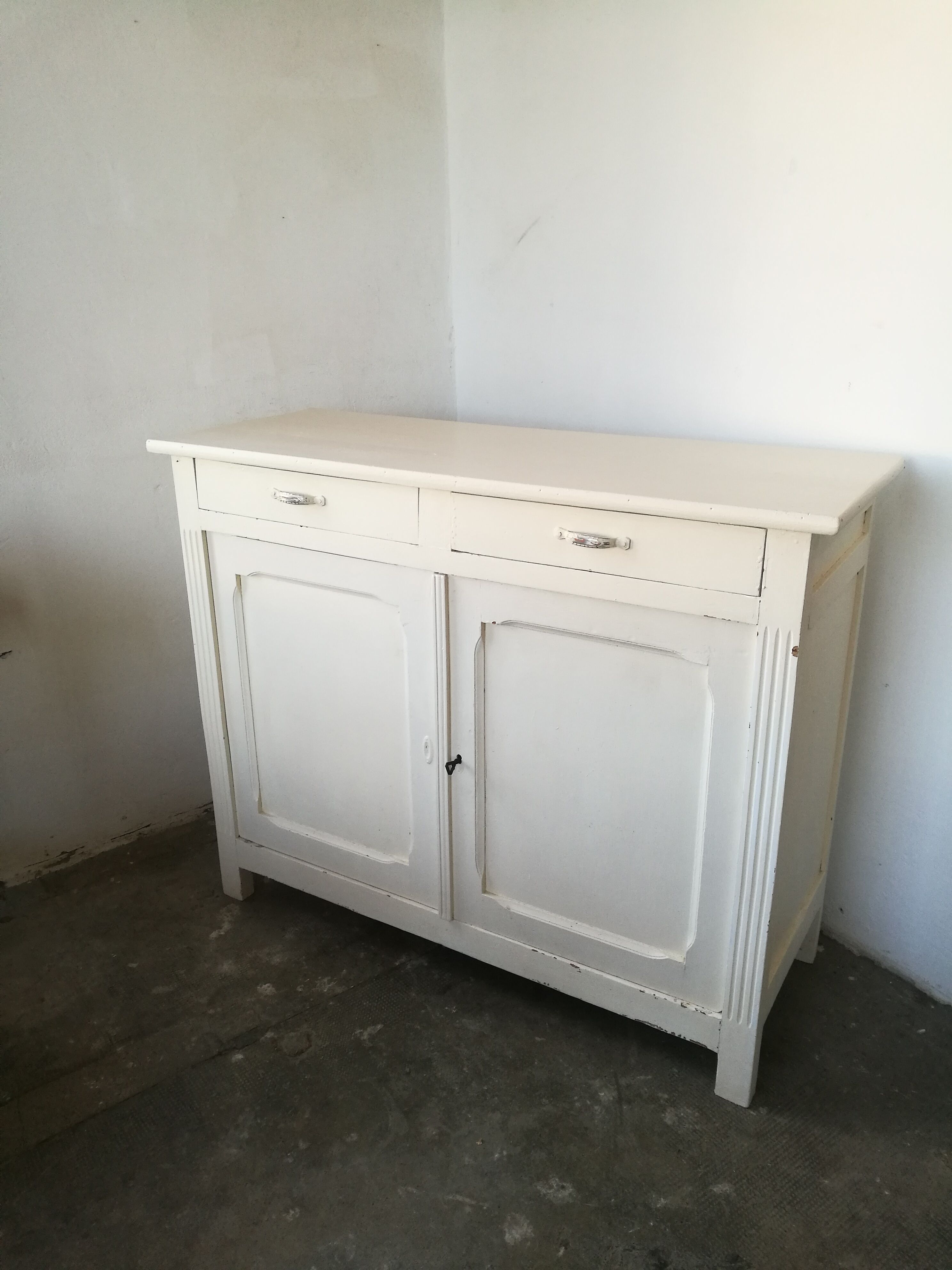 White parisian buffet