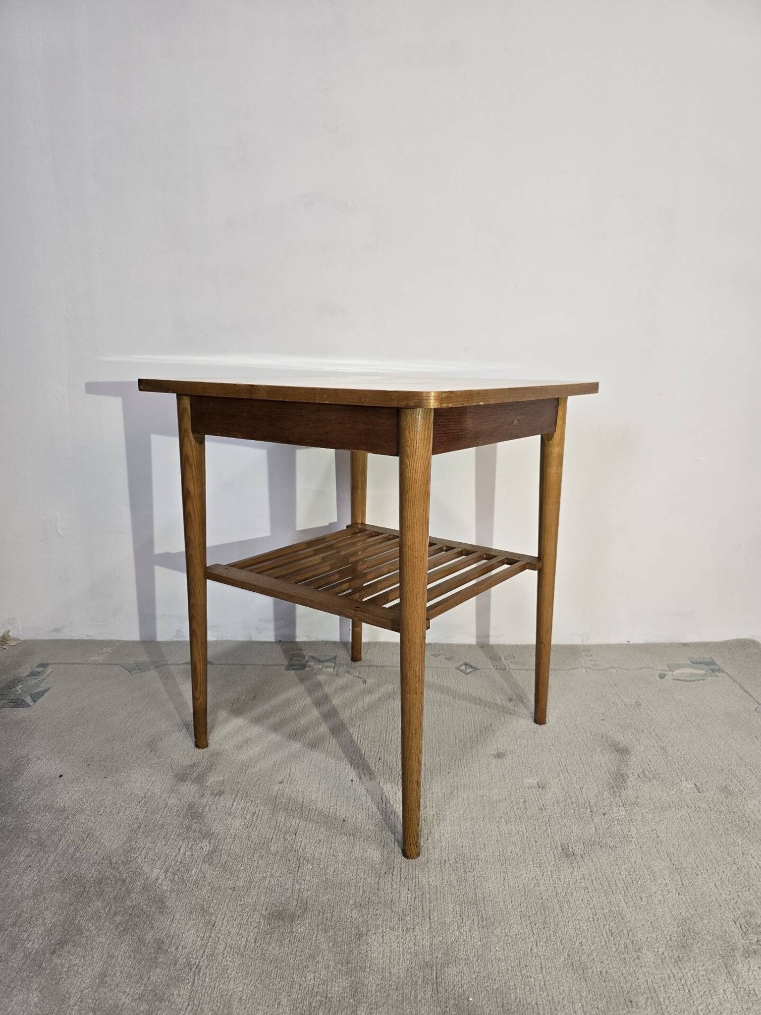 Table basse en bois des années 70 avec étagère à lattes.