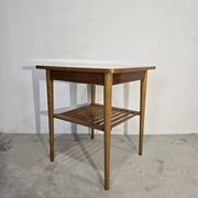 Table basse en bois des années 70 avec étagère à lattes.