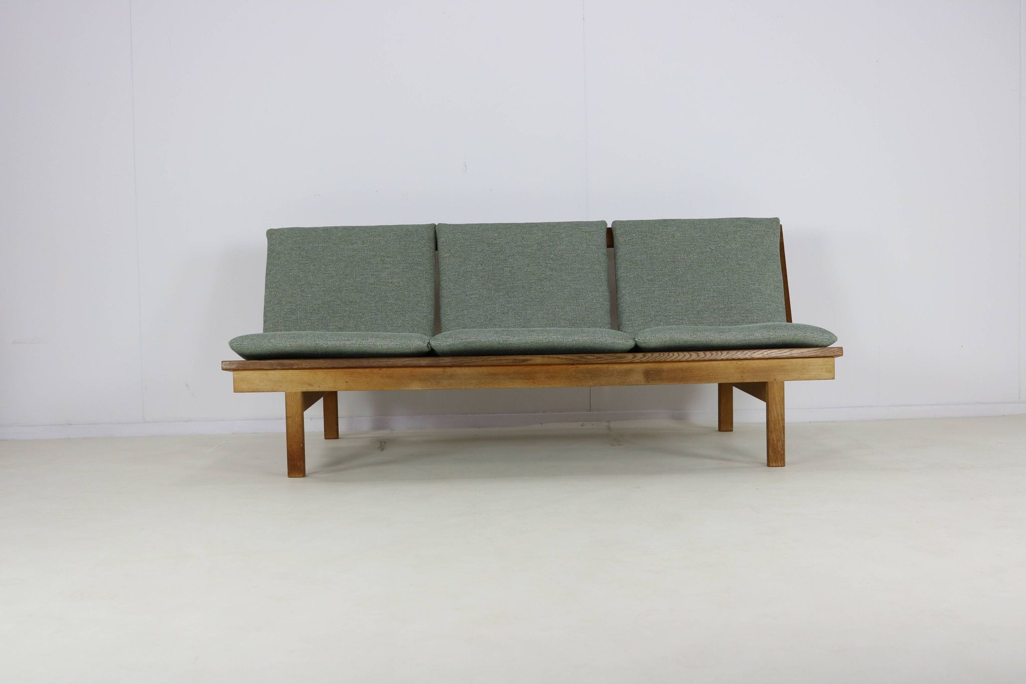 Canapé trois places design danois des années 60 par Børge Mogensen