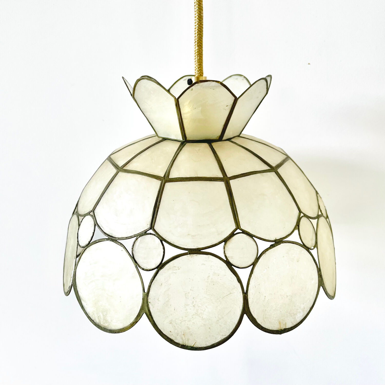 Mother-of-pearl suspension