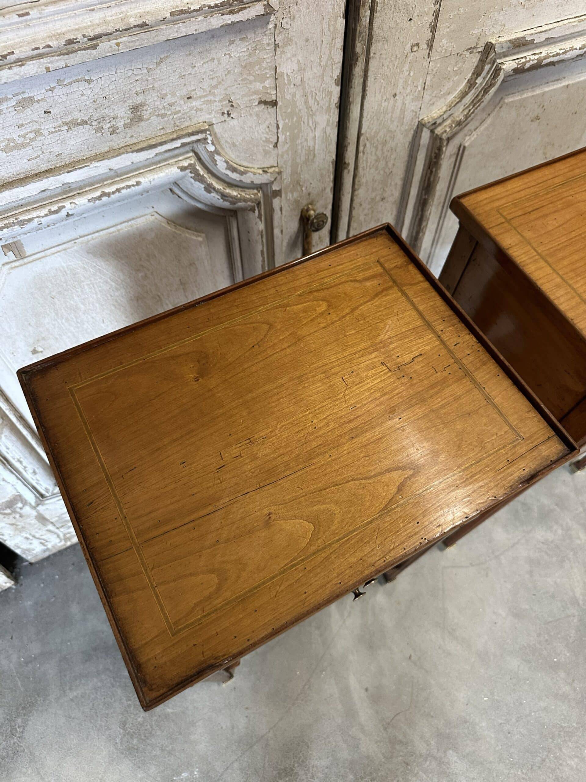 Paire de chevets de style Directoire en merisier, 20e siècle