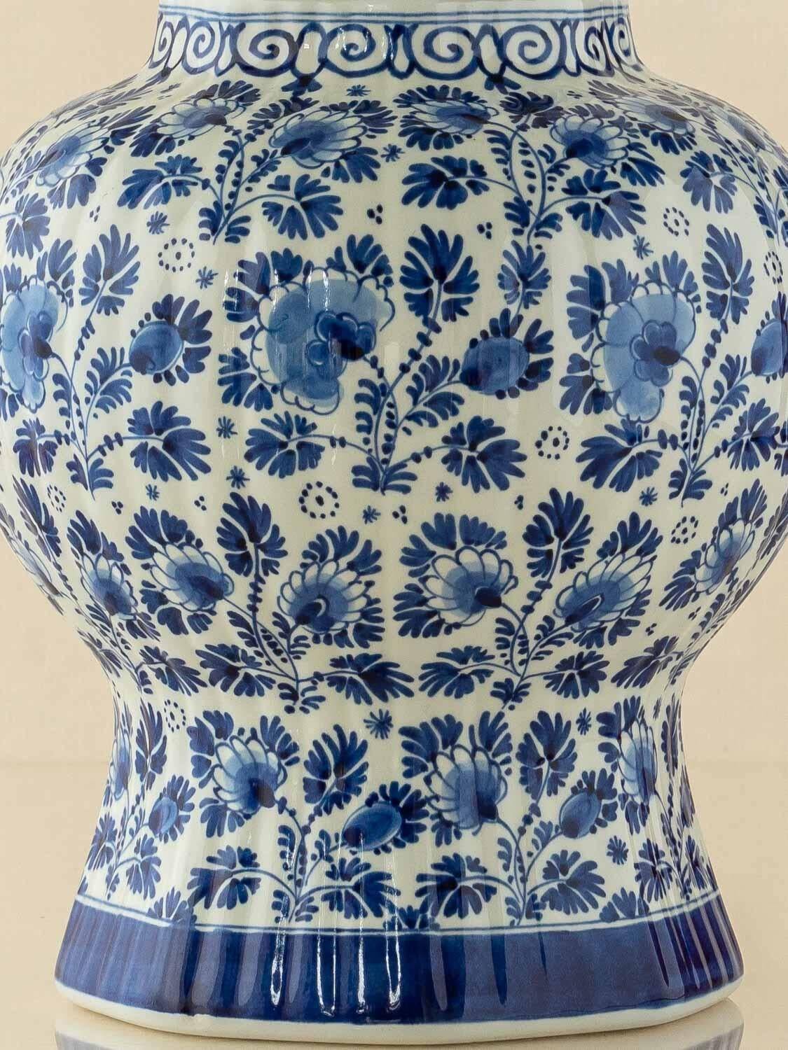 Lampe de table en céramique bleu et blanc de Delft peinte à la main avec abat-jour en soie Ikat