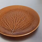 Set of 2 flat plates in gien slip, primefleur model. 1 green and 1 brown