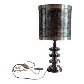 Lampe métal chromé et abat jour papier métallisé. Années 70
