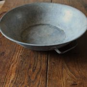 Round zinc basin planter with two handles underneath