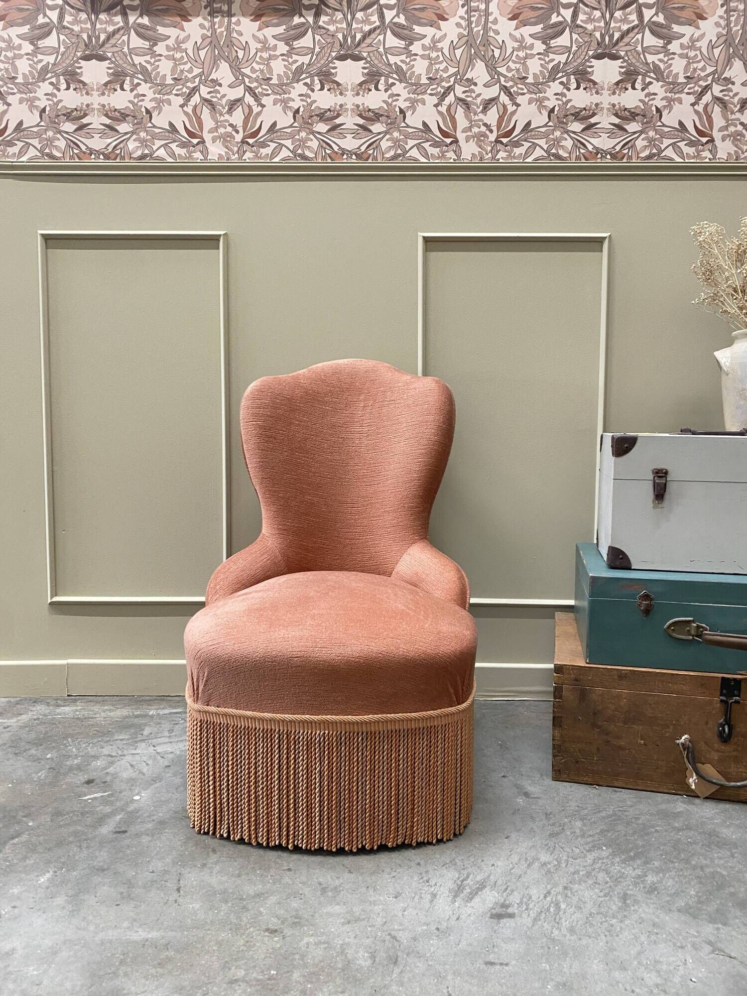 pink frog chair
