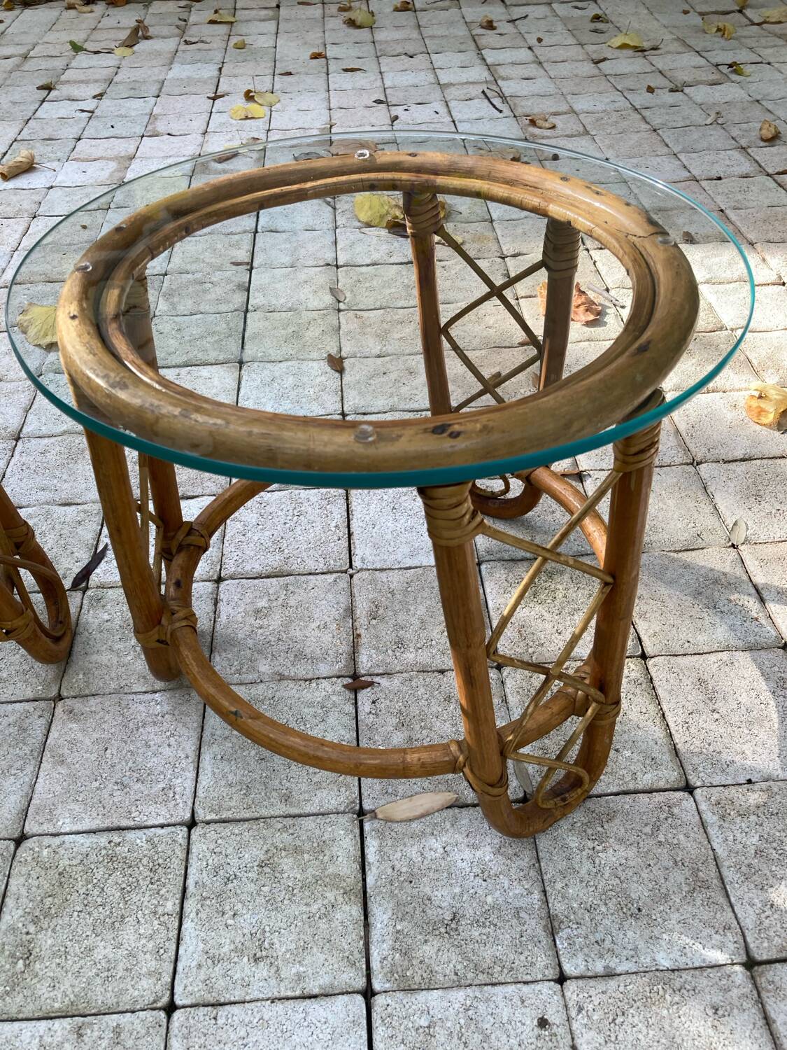 Pair of round coffee tables in vintage rattan and glass from the 1960s