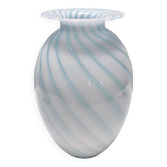 Vase postmoderne en verre de Murano avec cannes bleu clair et blanches, Italie