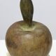Sculpture Figure féminine sur pomme par Godfried Pieters