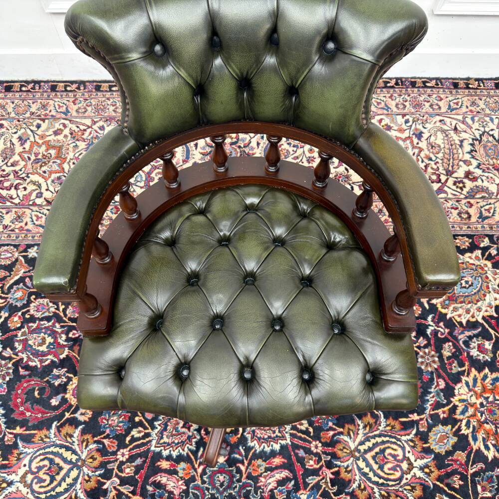 Chaise de bureau Chesterfield anglaise, chaise de capitaine, verte.