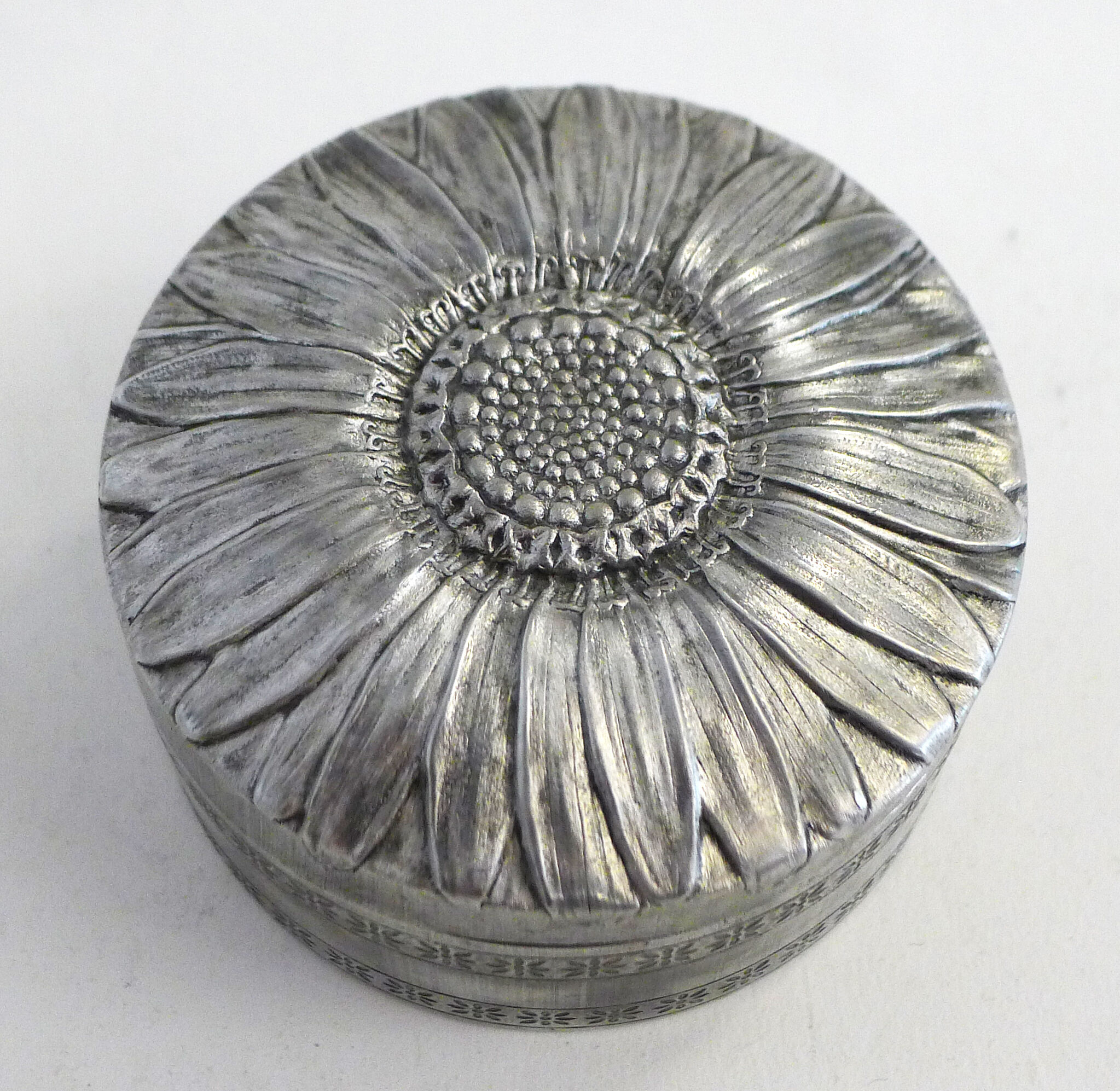 Marguerite round box, made of metal