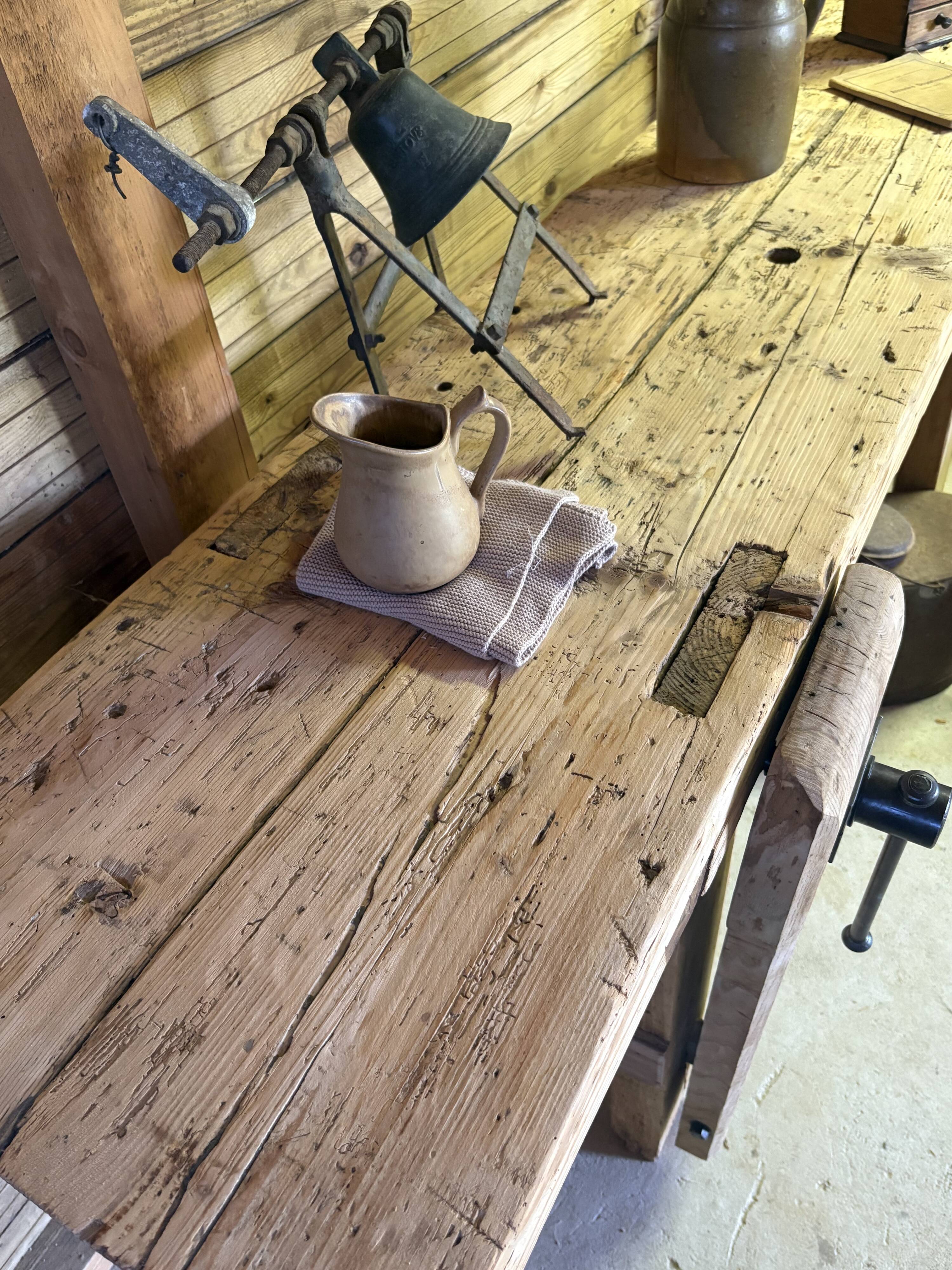 Établi ancien en bois massif avec étau – Authenticité & charme d’atelier
