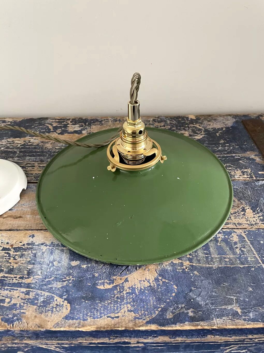 Vintage suspension in electrified green enamelled sheet metal with new