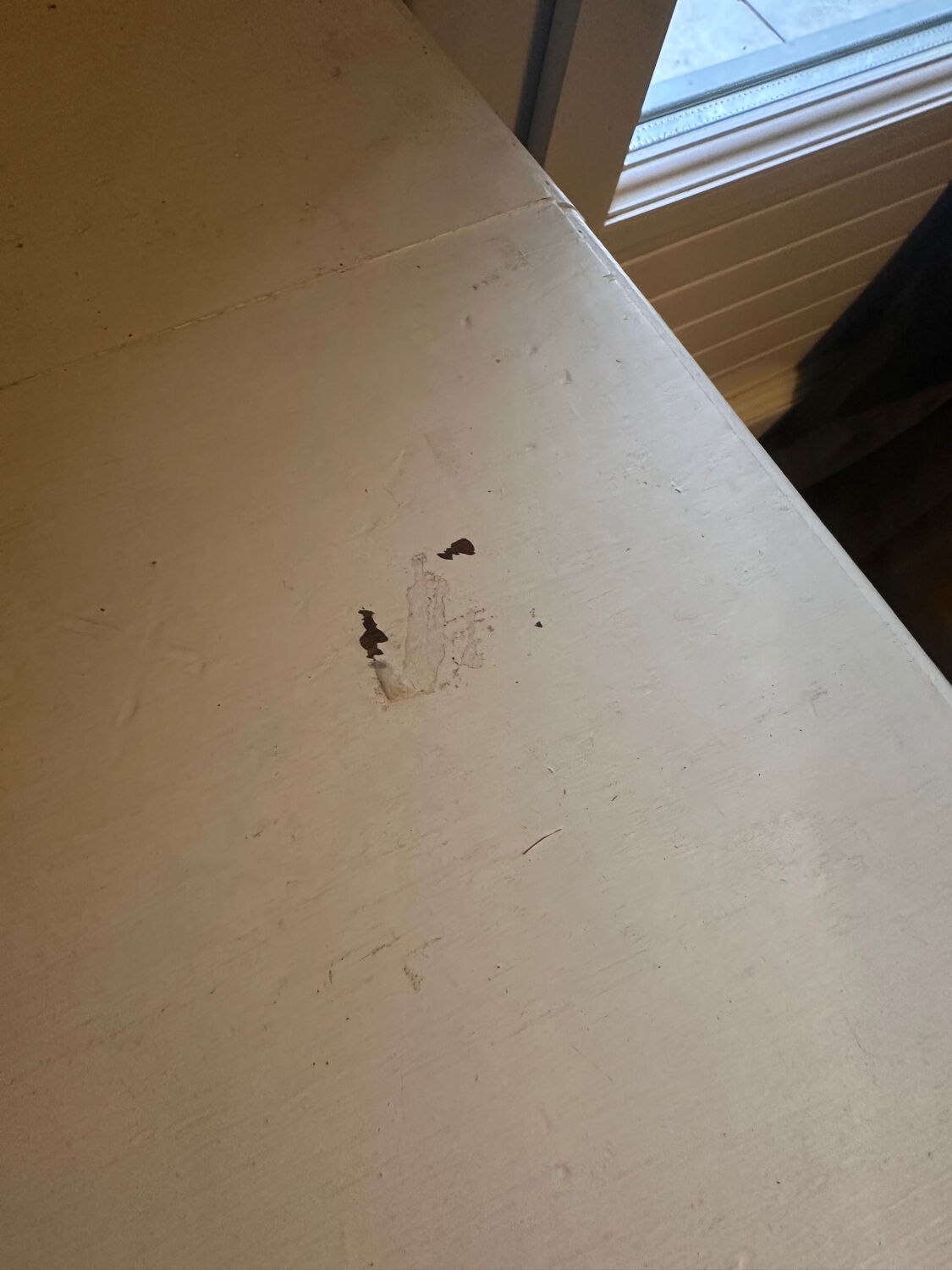 Vintage console in weathered white wood – Chic country style, tapered legs.