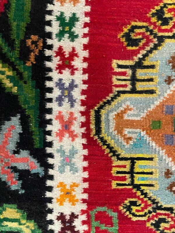 tapis tissé à la main en laine, couleurs étonnantes et design floral et géométrique. tapis roses tapis kilim floral R