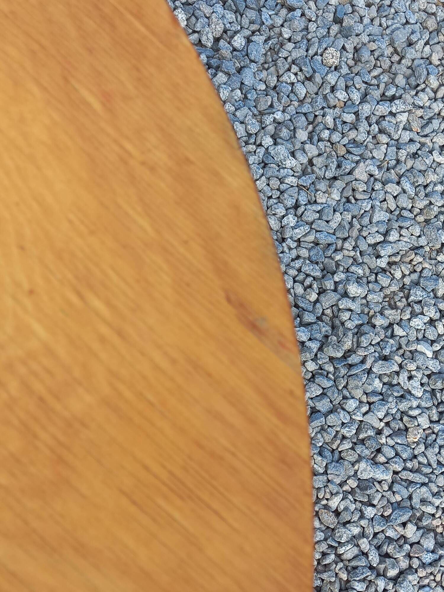 1970s Scandinavian-style coffee table in birch veneer.