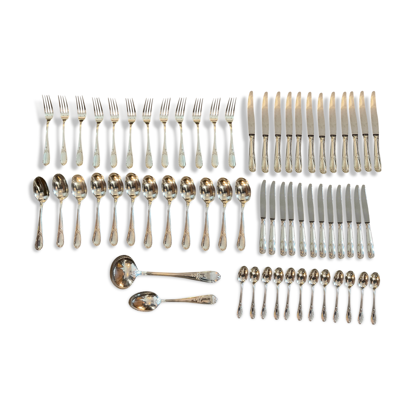 Cutlery set box on 2 levels.62 pieces.silver metal. N°4