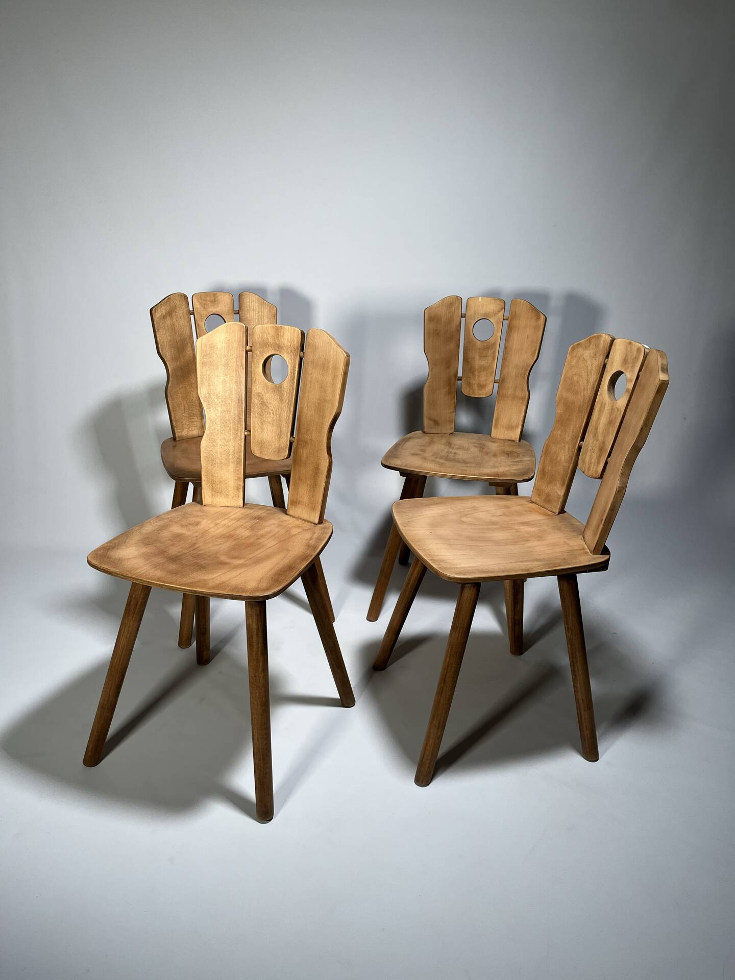 4 chaises de ferme brutalistes scandinaves
