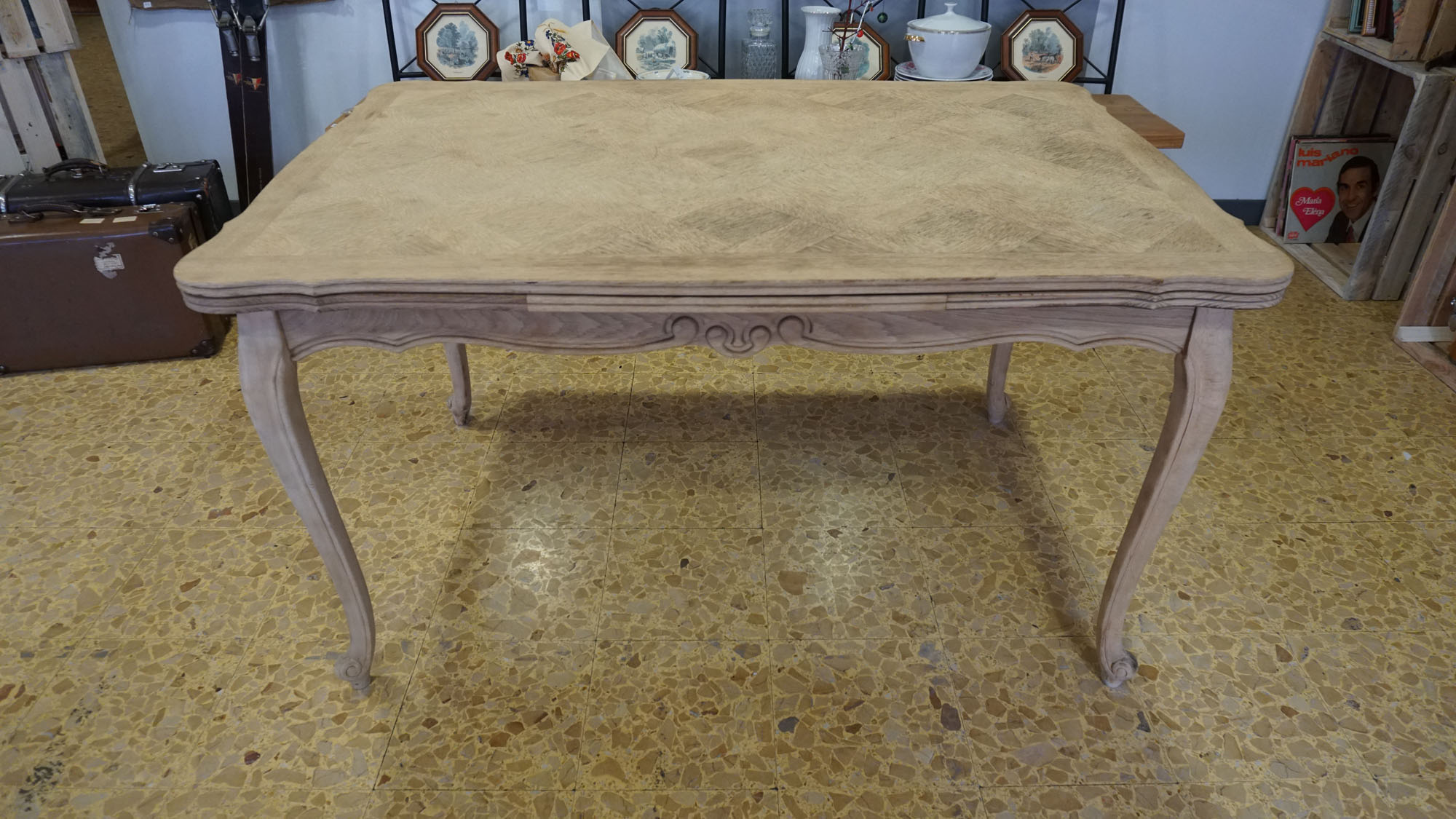 Rectangular dining room table