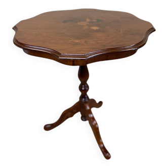 Tripod pedestal table