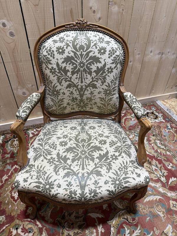 Paire de larges fauteuils de style Louis XV