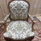 Paire de larges fauteuils de style Louis XV