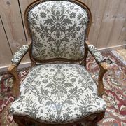 Paire de grands fauteuils de style Louis XV