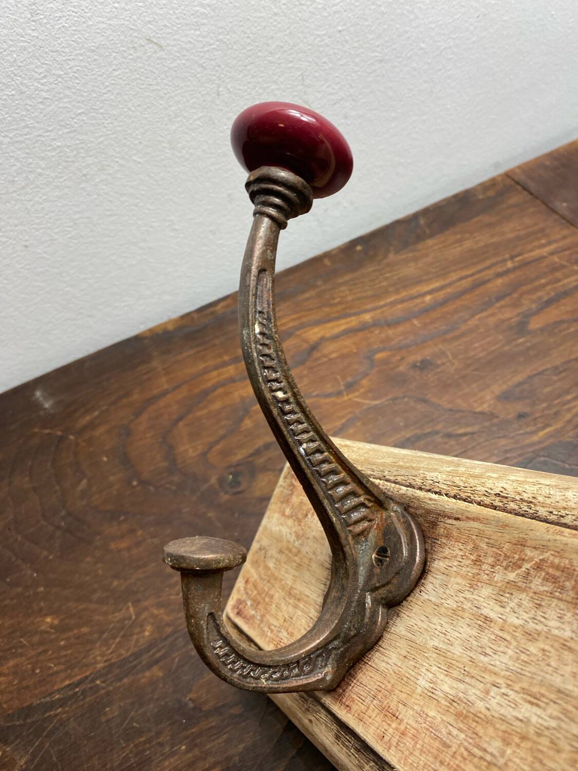 Wall hook with three hooks in wood, wrought iron, porcelain balls
