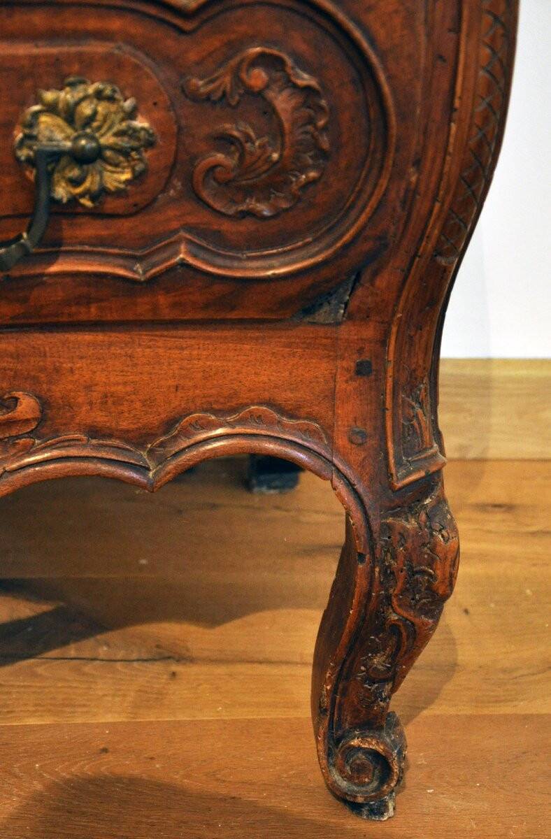Provençal chest of drawers in solid walnut from Nîmes, Louis XV period