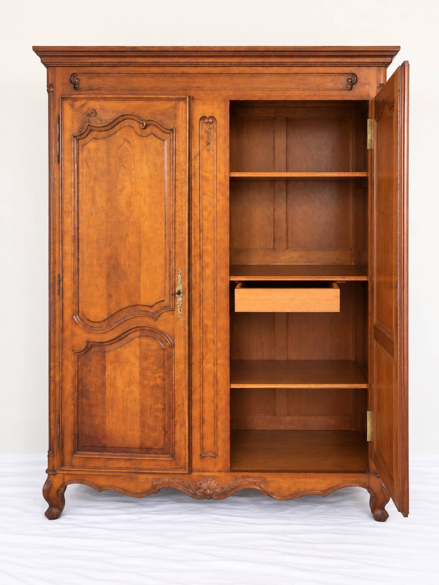Armoire lingère de style Louis XV en bois sculpté, tiroir intérieur