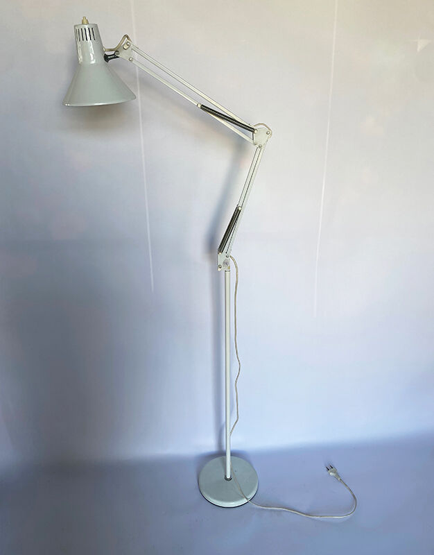 Articulated floor lamp
