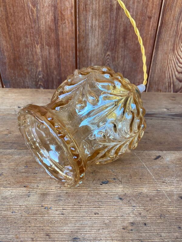 Suspension globe en verre ambré ciselé vintage.