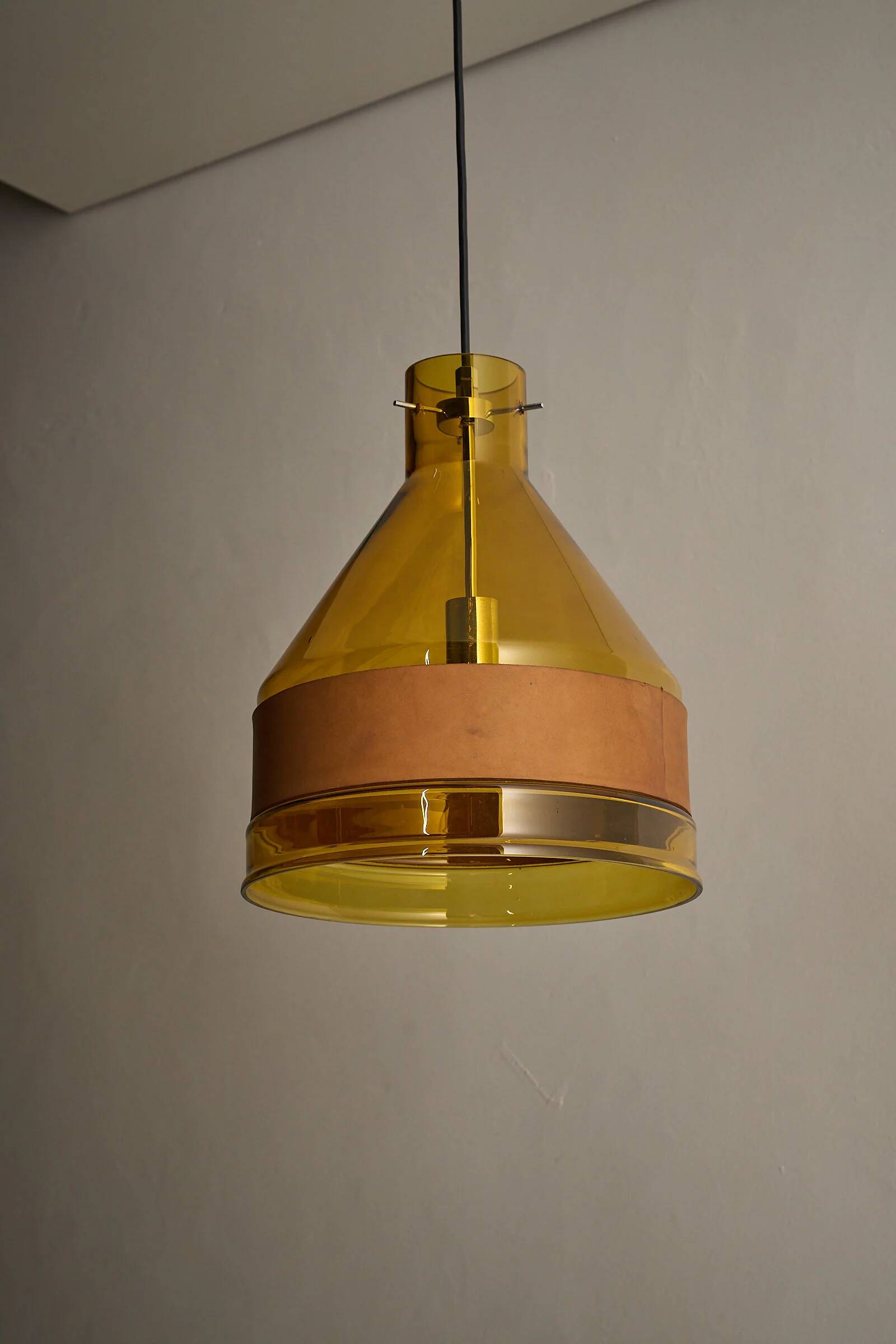 Suspension en verre ambré et cuir par J.T. Kalmar
