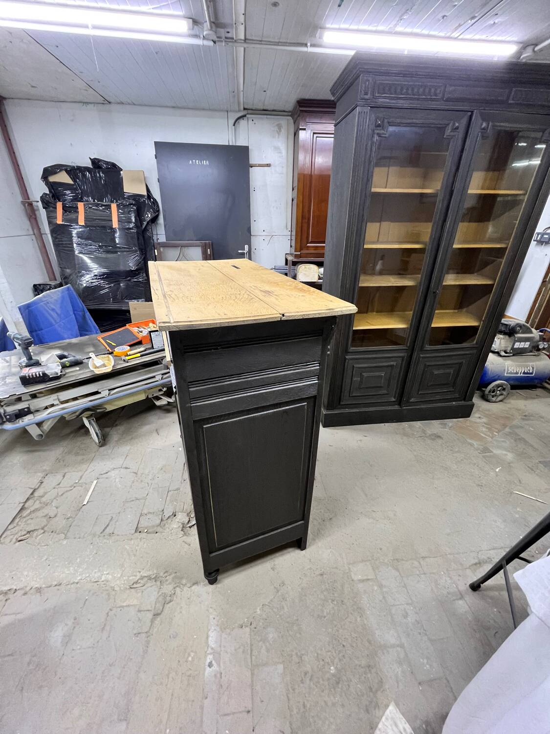 Flemish tavern counter