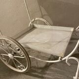 Chariot blanc en métal perforé