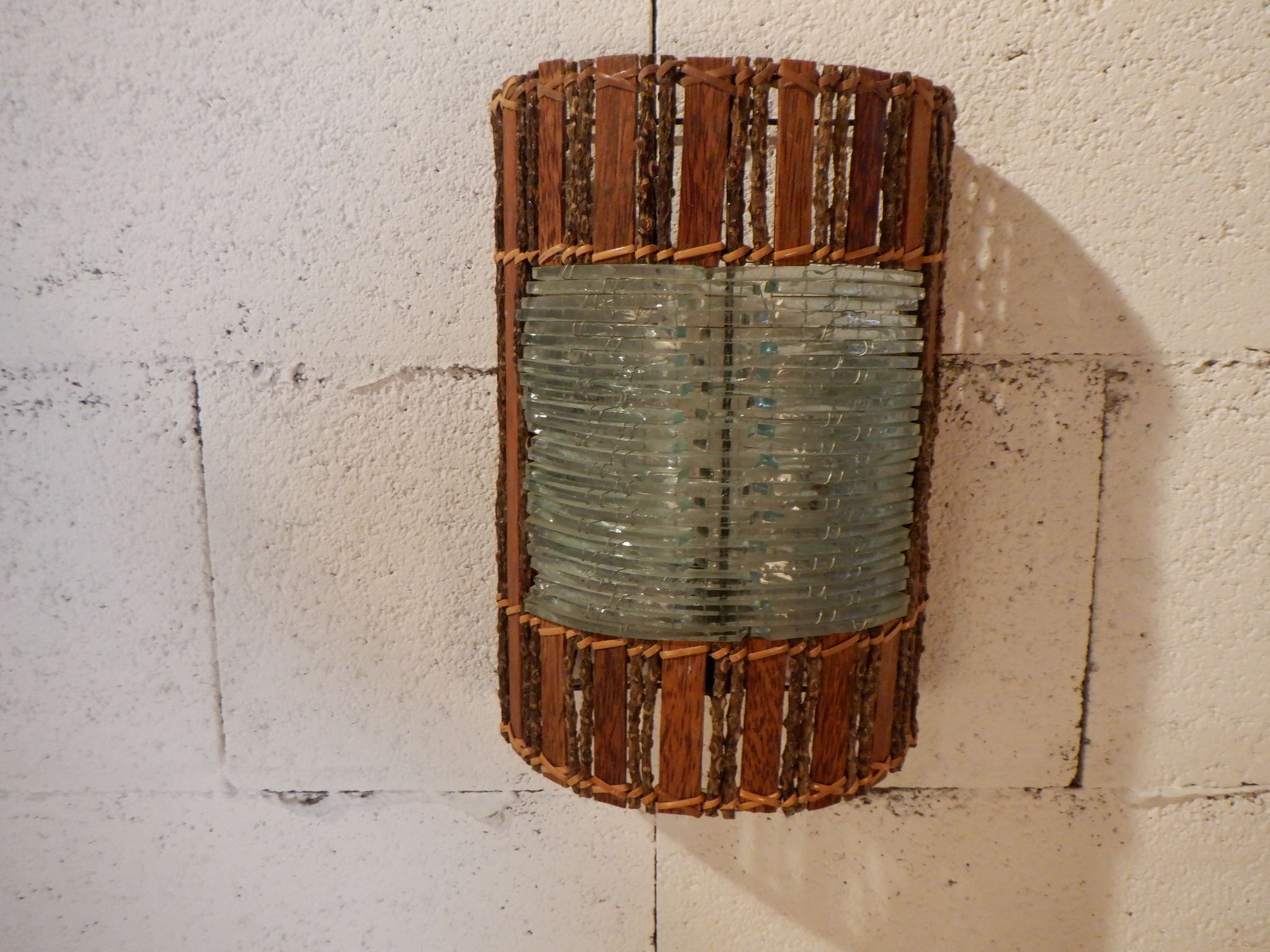 Paire d'applique en bois et lamelles de verre