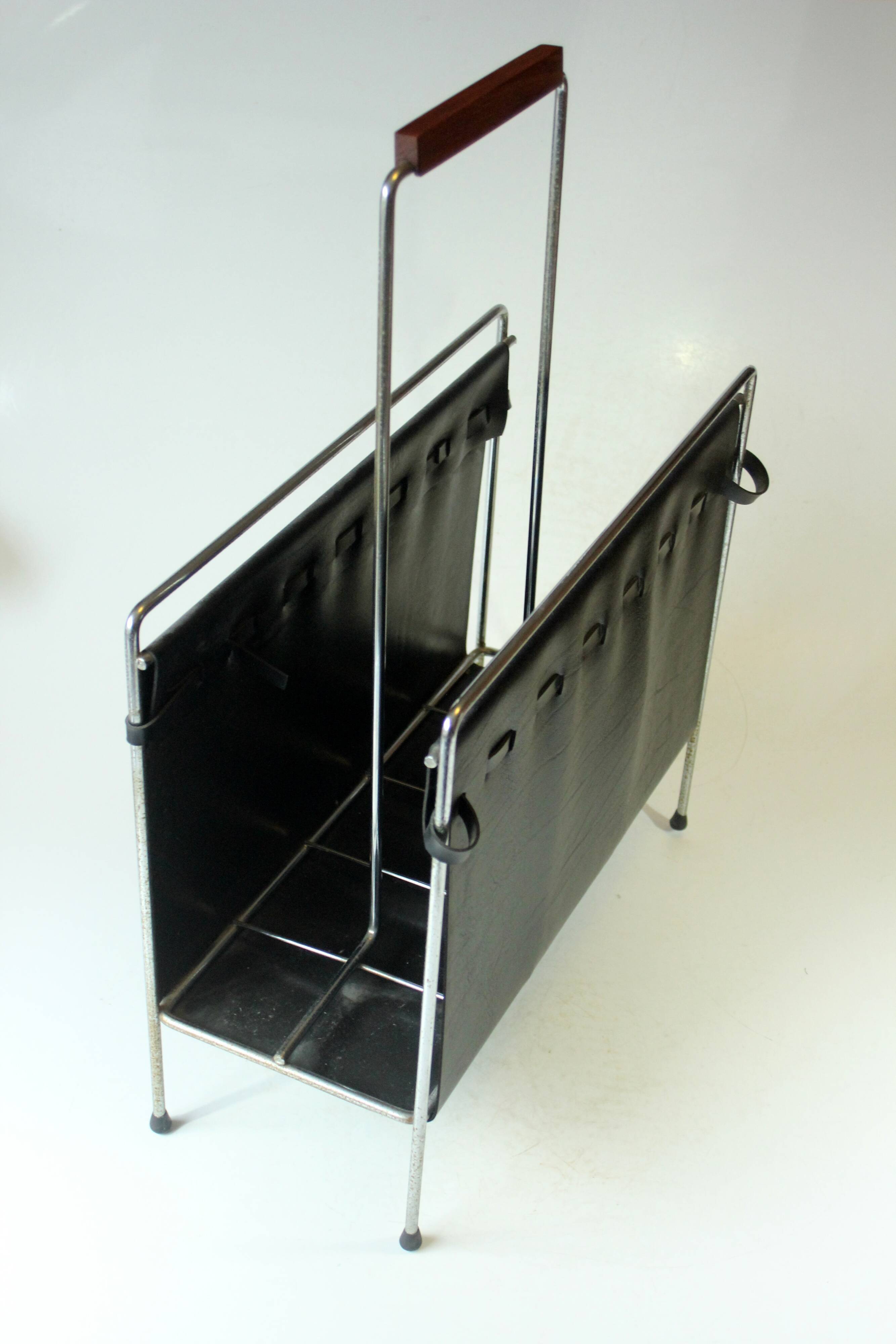 Porte-magazines Space Age en cuir noir et métal avec poignée en teck, vintage des années 1970