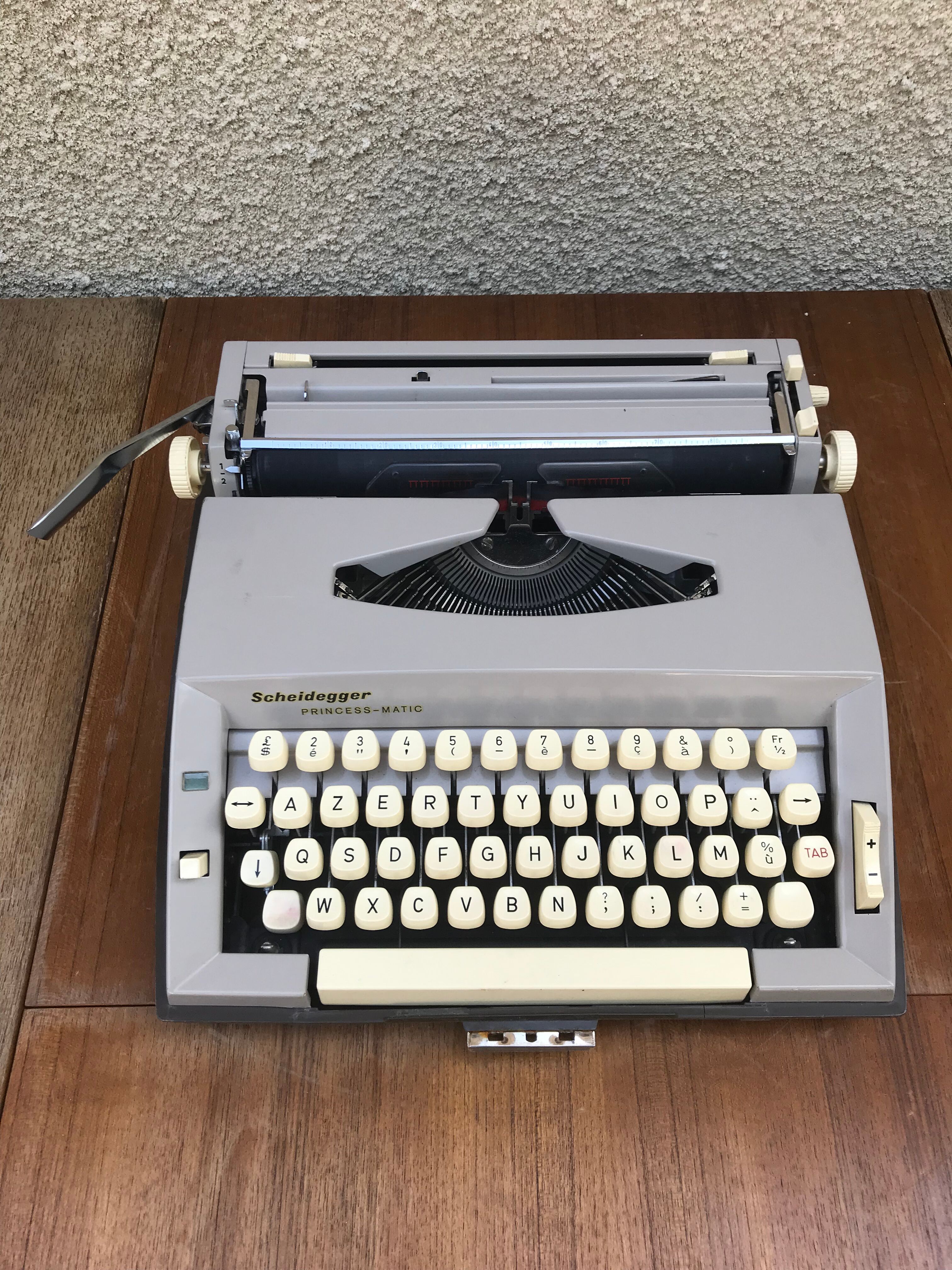 Former Scheidegger "princess matic" metal beige writing machine - vintage malle