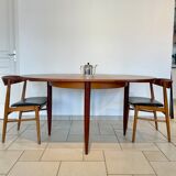 Extendable teak round table