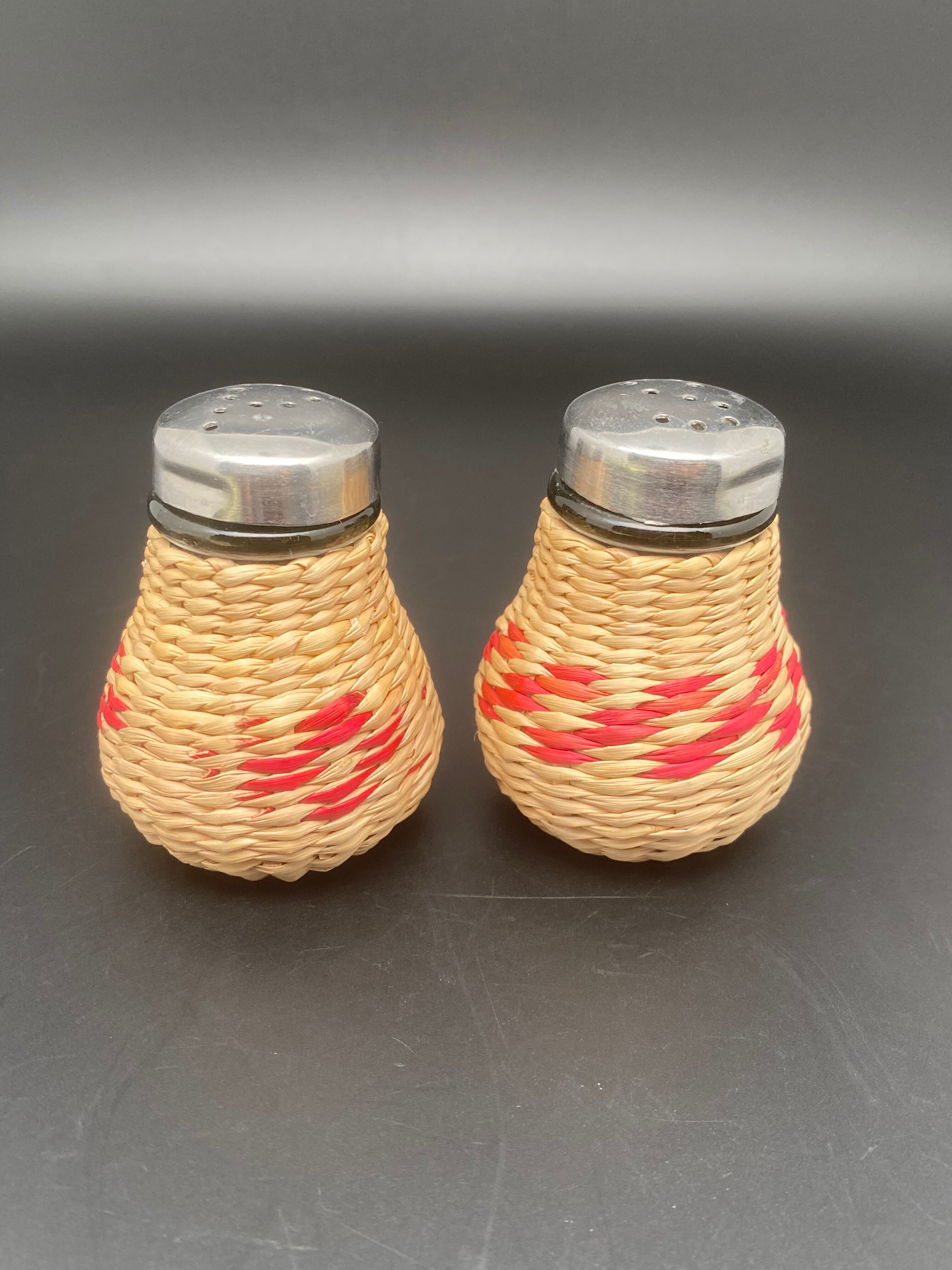 Duo salt & pepper shaker in glass and braided ossier
