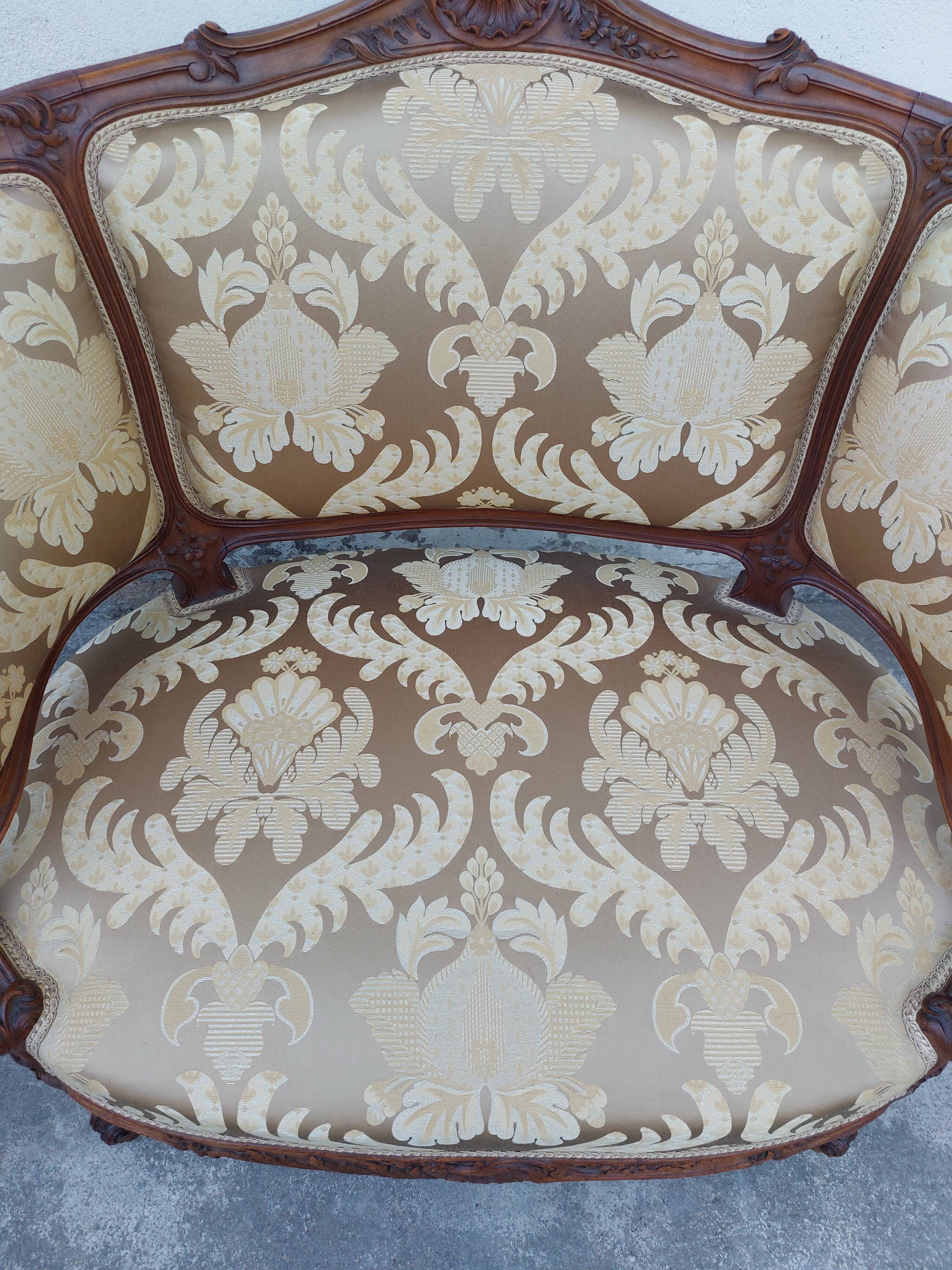 Fauteuil bergère louis XV en Noyer sculpté